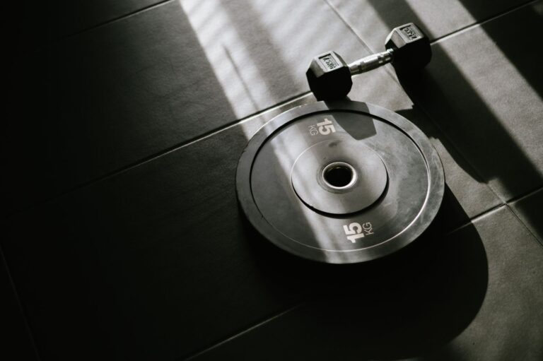 Persona en el gimnasio con equipo de entrenamiento