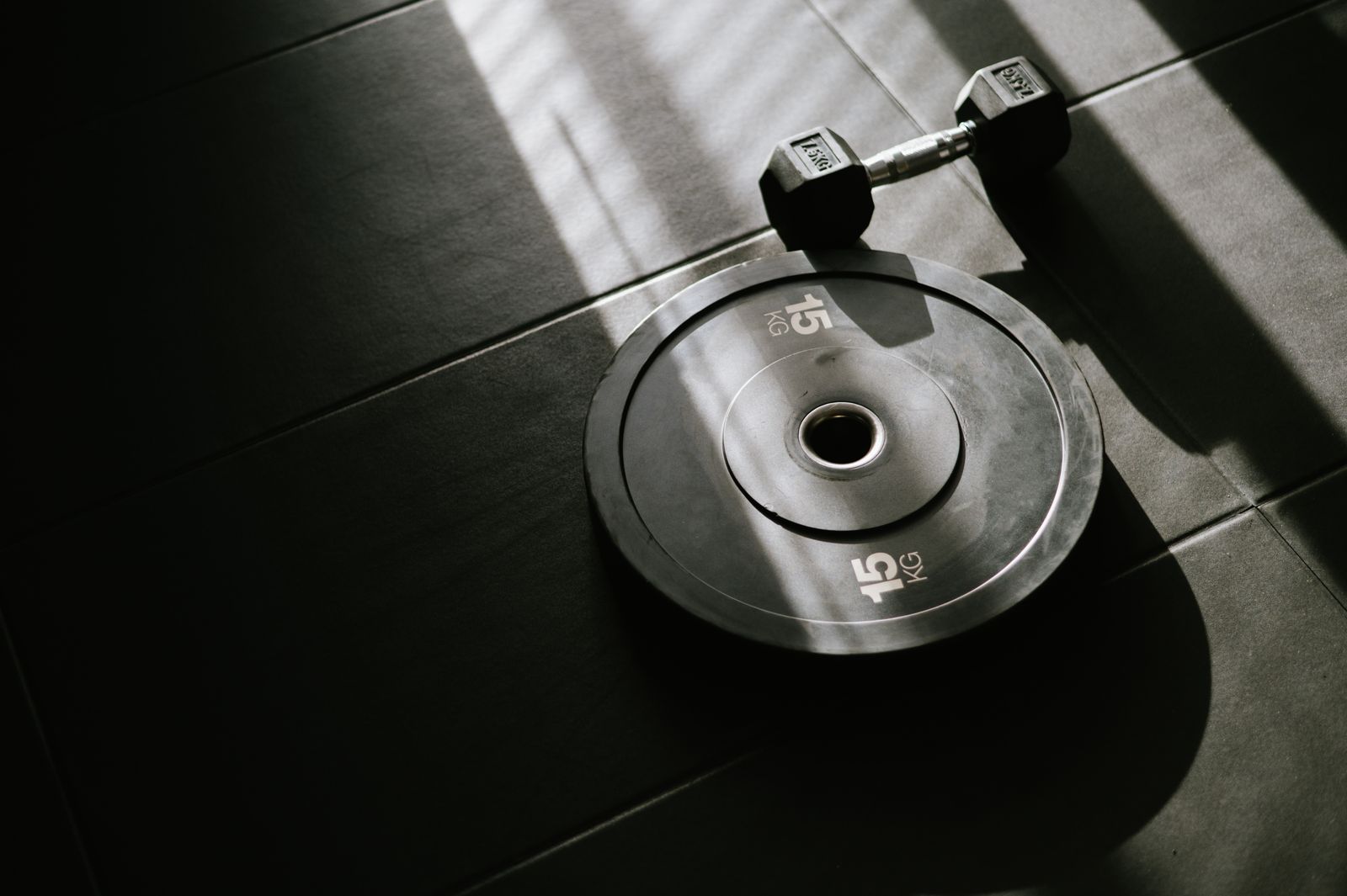 Persona en el gimnasio con equipo de entrenamiento