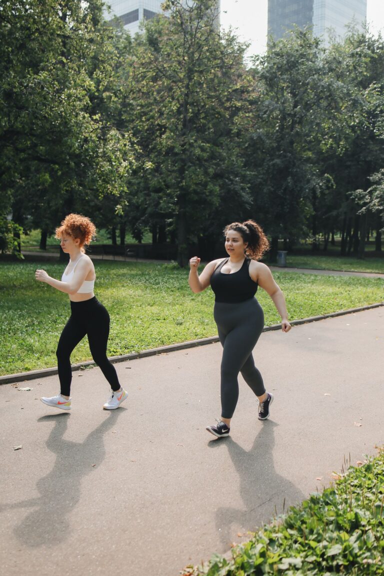 Dos personas caminando juntas por un parque
