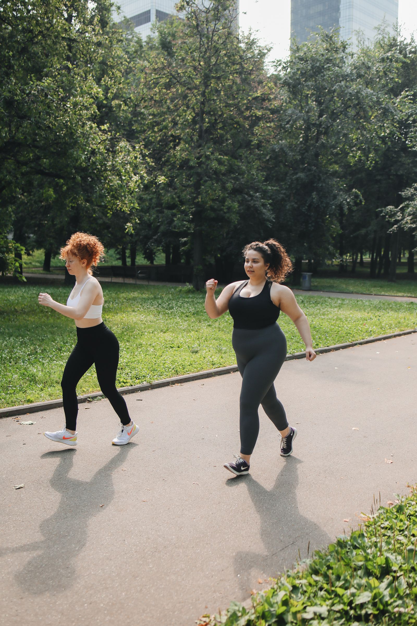 Dos personas caminando juntas por un parque