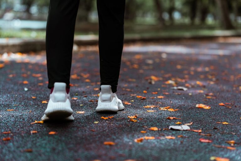 Persona caminando por una calle con tenis deportivos