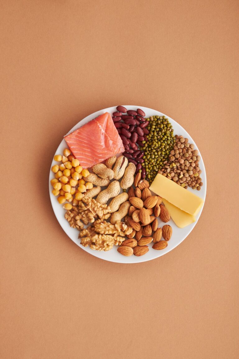 Variedad de alimentos ricos en proteína sobre un plato