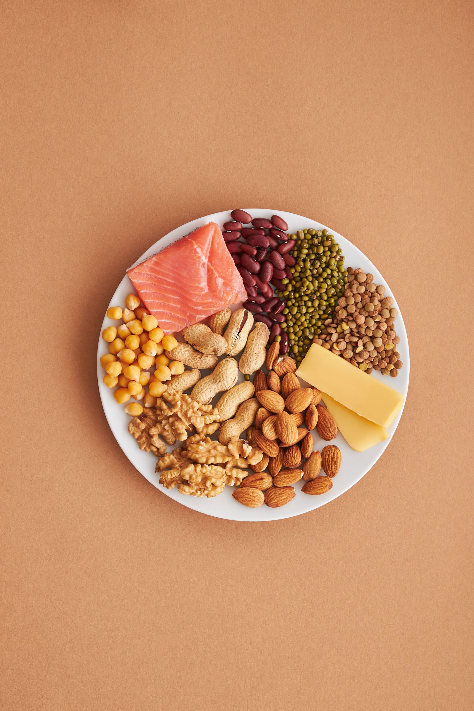 Variedad de alimentos ricos en proteína sobre un plato